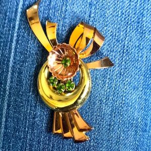Vintage 2-tone 12kt GF green rhinestones Brooch. Marked 1/20 12kt HI.